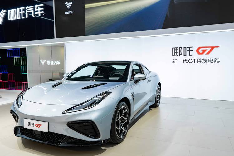 广州223哪吒汽车在智能汽车领域的表现，领途汽车在新能源汽车市场中的影响力